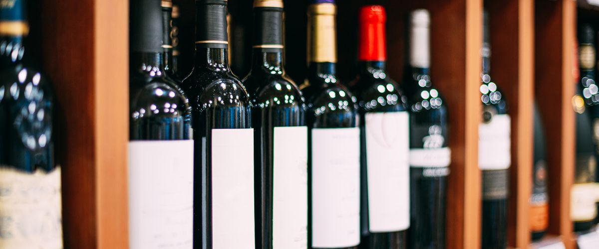 Etichetta su bottiglie di vino